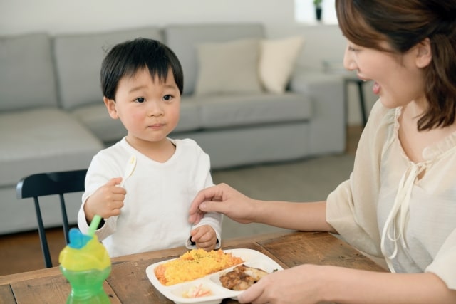 好き嫌いが激しい子どもには「食べてみよう」と思える工夫を！